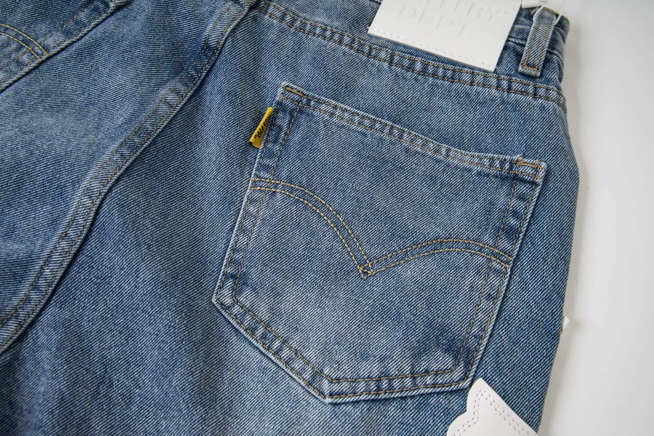 P240 Chrome Hearts Gallery co-branded limited-edition cross-flared flared jeans are a hot item this season and are sought after by countless celebrities and fashionistas. The neat details of the cutting process add color to the playful fashion! The neat and meticulous design, and the well-fitting structure is unique. The upper body not only has outstanding recognition, but also looks younger and younger. A style with the ultimate wearing meaning and performance, gorgeous color matching, and the craftsmanship of this style is also extremely extraordinary. After the finished product is washed, it is disassembled and hand-made with sheepskin cross leather and then spliced ​​together to complete. The whole piece has too many craftsmanship to describe. It is decorated with patchwork cross flowers and high-waisted washed jeans! ! Absolutely high-end luxury product, a god-level single product, a super popular product, made by top heavy industry, a magic weapon that cannot be missed to hit the streets. Style number: 1843 Size: 28 30 32 34 36 Color: blue